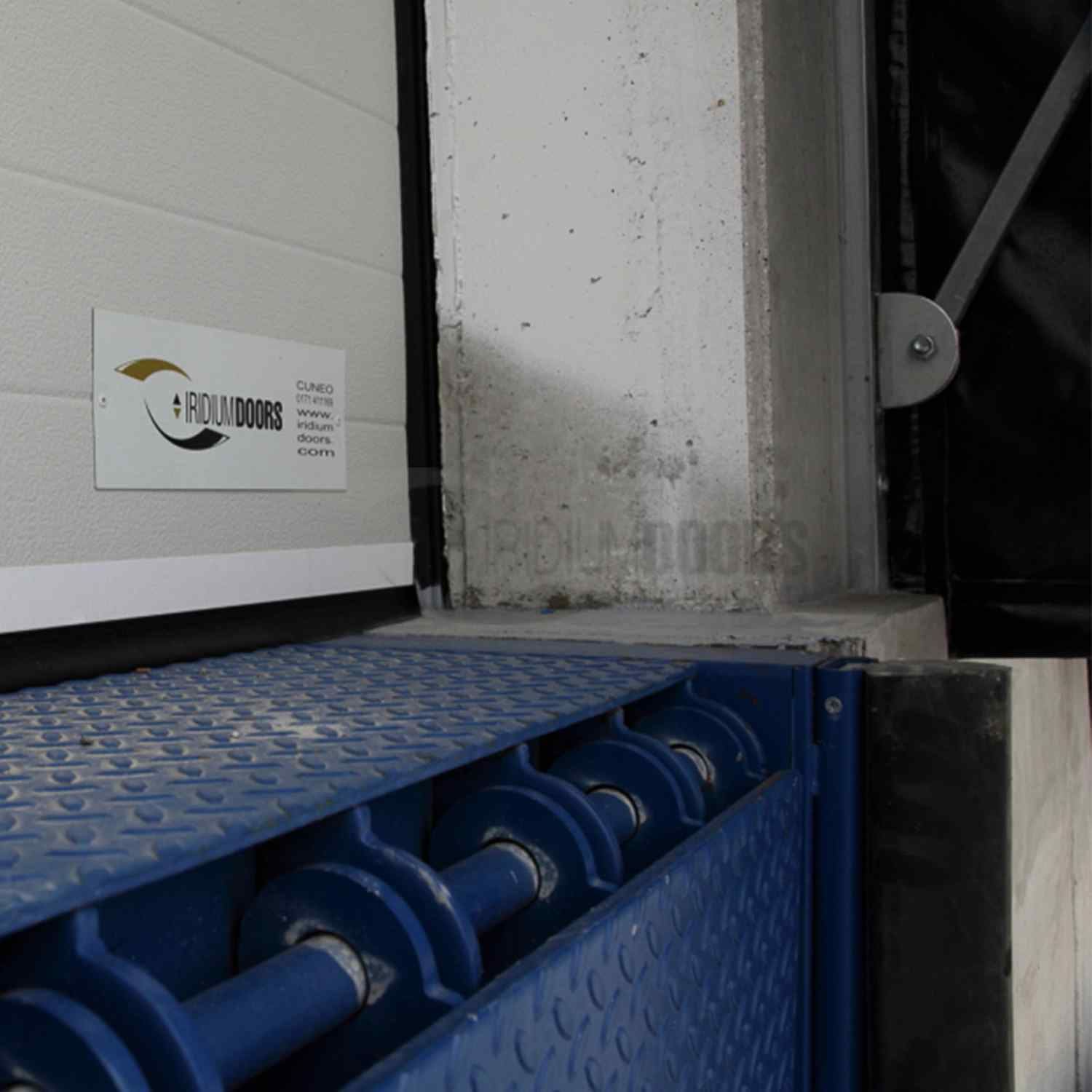 Iridium Doors Gallery Baie Di Carico 13